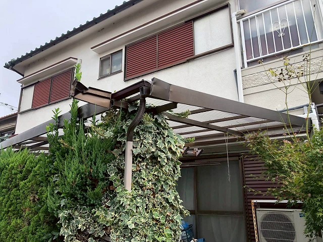 明石市　トラックがひっかかり破損したカーポート